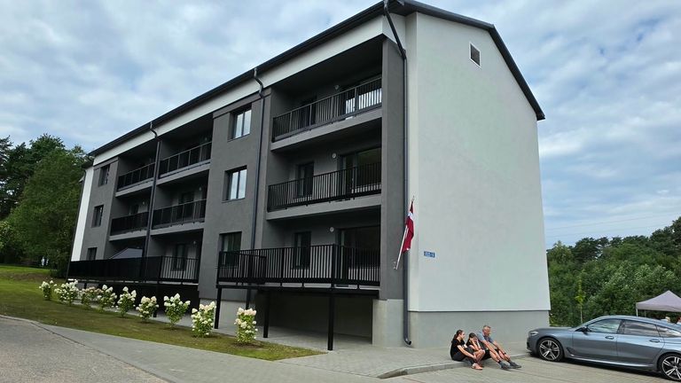 Sēmē atklāts jauns daudzdzīvokļu nams \foto un video/