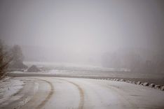 Brīdinājums autovadītājiem: vakarā un naktī uz otrdienu atkalas dēļ braukšana var būt īpaši apgrūtināta