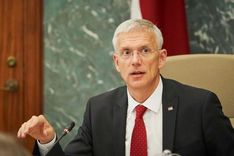 Valdība pagarina ārkārtējo situāciju