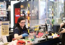 Covid-19 analīzes veiks arī mazumtirdzniecības un pasta darbiniekiem