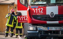 Nesavalda auto un iebrauc ūdenī