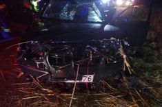 No dīķī iebraukušas automašīnas izglābj cilvēku