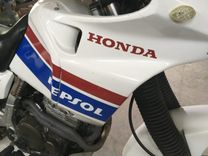 Sieviete notriec motociklistu