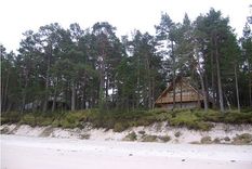 Ap­bū­ve kras­ta kā­pu aiz­sar­gjos­lā tur­pi­nās