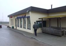 Bruņoti vīri Pūres veikalā nolaupa 62 latus