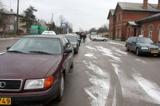 Taksometru šoferi vēlas kārtību dzelzceļa stacijas teritorijā