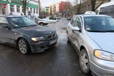 Divu automašīnu sadursme pie pasta Tukumā