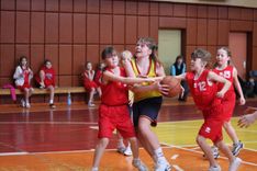 Basketbolā sacenšas meitenes