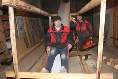 Meistaro slīdkalniņu un spriež par notikumiem Zemītē