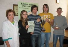Raiņa ģimnāzijas jauno ķīmiķu komanda – Latvijā pirmā!