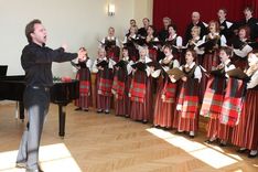 Pusfinālā – pieci kori