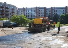 Automašīnas kavē darbus Kurzemes ielas pagalmos