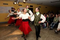 Latvieši, lietuvieši, čehi un ungāri draudzējas un dejo Tukumā