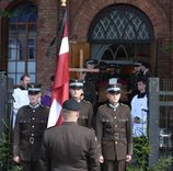 Zemes klēpī guldīja karavīru