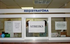 Mediķi, skolotāji un policisti cīnās par lielākām algām