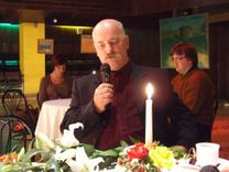 Saruna ar Mākslinieku, viņam klātesot