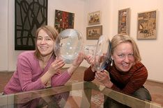 Galerijā «Durvis» – sapņi un īstenība stiklā un zīdā