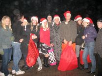 2. pamatskolas Rūķi iet ciemos ar dāvanu maisu...