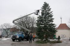 No Brīvības laukuma aizvāc Ziemassvētku egli