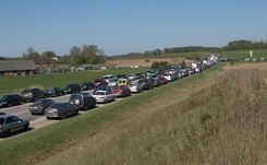 FOTO: Stādu un automašīnu parāde ap Jaunmoku pili