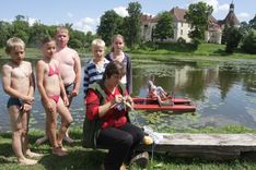 Peldētājus Jaunpils dzirnavu ezerā – pieskata!