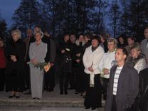  Atklāj piemiņas plāksni Kārlim Edelniekam