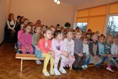 Kandavā bērnudārzā «Zīļuks» pirmo Adventes sveci aizdedz kopā ar mācītāju