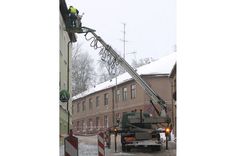 Kandavā tīra ielas un jumtus