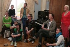 Imants Ziedonis un tukumnieki stāda Ķiršu dārzu