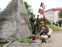 Kandavā piemin represijās cietušos