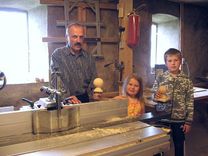 Lopkopības vietā izvēlas galdniecību