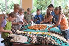 Dārgumu meklētāji "taisa" mākslu...