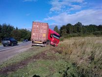 Kravas automašīna nobrauc no ceļa