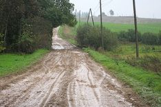 Rudeņos ceļi kļūst dubļaini