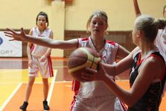 Sacenšas jaunās basketbolistes 