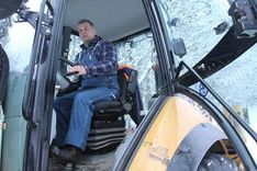 Palīdz attīrīt ceļu uz Tukuma dzīvnieku patversmi