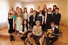 Mūzicē Mārītes Folkbergas audzēkņi un viņu draugi