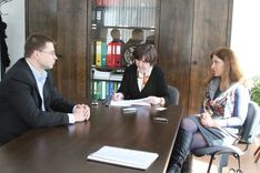 Ministru prezidents iepazīstas ar ražotnēm un stāda mežu