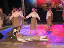 "Abavas teiksma"  Kandavā izskan  sirmo ozolu pavēnī /FOTO/