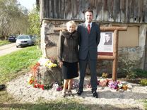 Atklāj piemiņas zīmi Praviņu un Degoles represētajiem