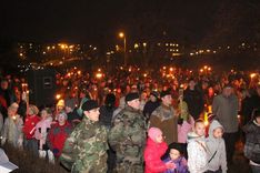 Ar Lāpu gājienu un atceres brīdi atdod godu varoņiem