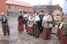 Ziemassvētku egle Katrīnas laukumā svētkiem pošas