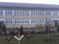 Vecāki izgrezno bērnudārza pagalmu