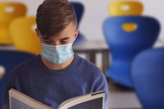 Apsver iespēju daļēji atjaunot attālināto mācīšanos