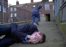 Kandavā vīrietim iesit pa galvu un nolaupa 400 latu