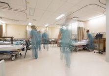 Turpina pieaugt Covid-19 pacientu skaits slimnīcās