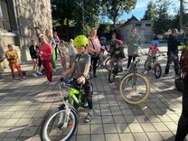 Tukumā pie 3. pamatskolas pacelts Zaļais karogs/foto un video/