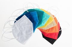 Sabiedriskās vietās būs jāvalkā medicīniskās sejas maskas vai respiratori; izmaiņas izolācijas un mājas karantīnas laikos