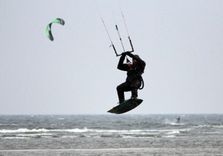 Meklēt pazudušo kaitbordistu Renāru Mileiku palīdz arī igauņi