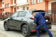 Vīrietim uzbrauc paša auto